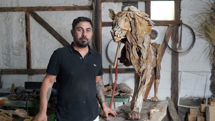 Öldürülen aslan 'Zeus'un ağaçtan heykelini yaptı