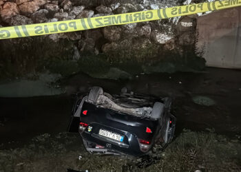 Otomobil köprüden dereye düştü; 1 ölü, 1 yaralı