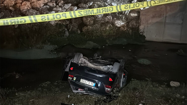 Otomobil köprüden dereye düştü; 1 ölü, 1 yaralı