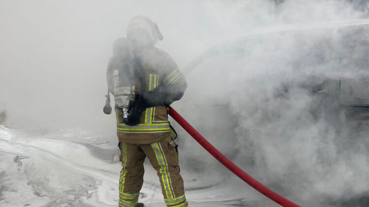 Bursa'da otomobilde çıkan yangın söndürüldü