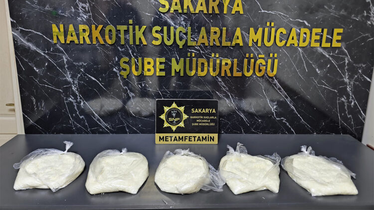 Otomobilinde 5 kilo metamfetamin ele geçirilen emekli polis memuru gözaltında