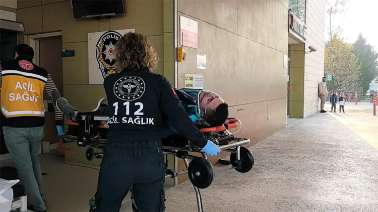 Otomobille çarpışan motosikletin sürücüsü ağır yaralandı