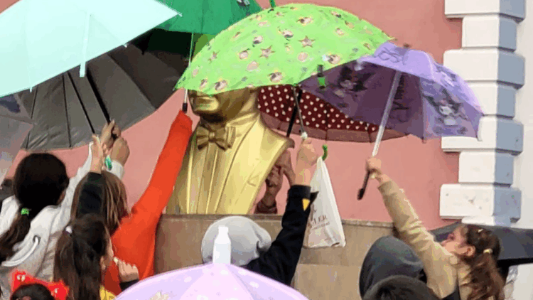 Öğrenciler yağmur altında Atatürk büstünü şemsiyeyle korudu