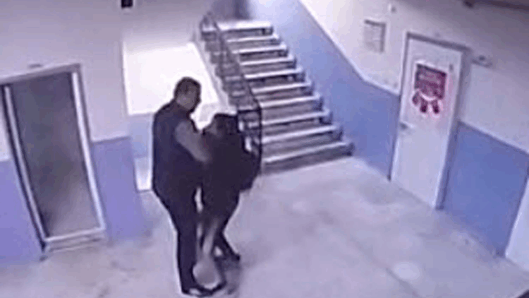 Okul müdürü, otizimli öğrenciyi merdivenden iterek düşürdü