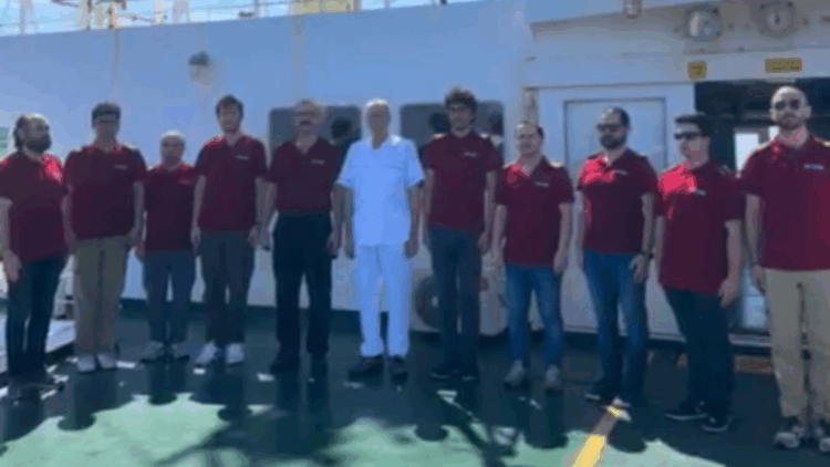 Okyanusun ortasında Atatürk'e saygı duruşu