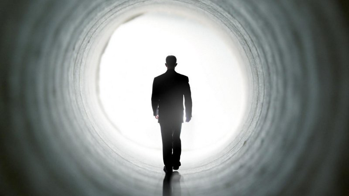 “Ölümden sonra yaşam var mı?” İnsanlığın en eski, en derin sorularından biri… Modern bilim ilerledikçe bazı cevaplar bulanıyor, bazıları daha da gizemli hâle geliyor.