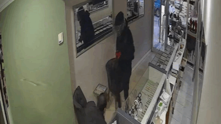 Ordu'da kasklı şüphelinin kuyumcu soygunu kamerada