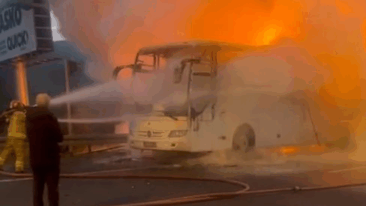 Ortaokul öğrencilerini taşıyan otobüs, alev topuna döndü