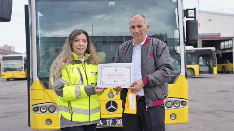 Otobüs şoförü Öğretmenler Günü'nde yolcusu iki öğretmene çiçek hediye etti
