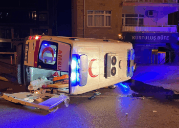 Otomobille hasta taşıyan ambulans çarpıştı; 5 yaralı