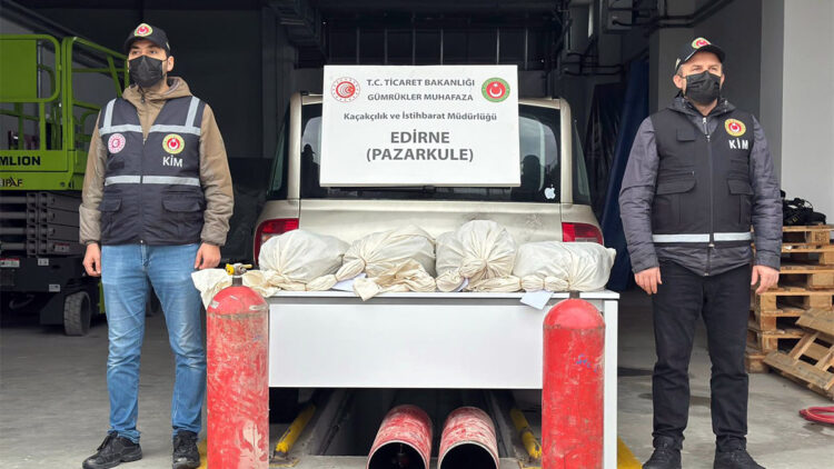 Pazarkule Sınır Kapısı'nda 9 kilo 692 gram esrar ele geçirildi