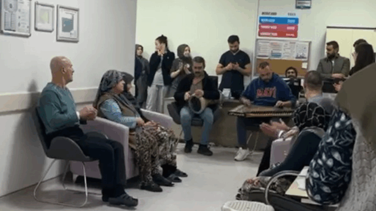 Palyatif servisteki hastalar, canlı müzikle moral buldu