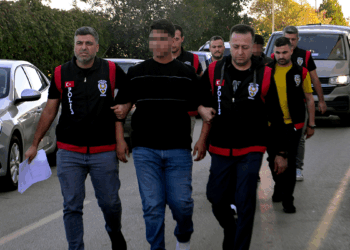 Parkta lise öğrencilerini dövüp bıçaklayan 6 şüpheli yakalandı; 1 tutuklama