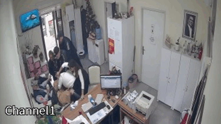 Pendik'te 'fakirlik belgesi' almak isteyen kadın, muhatara saldırdı