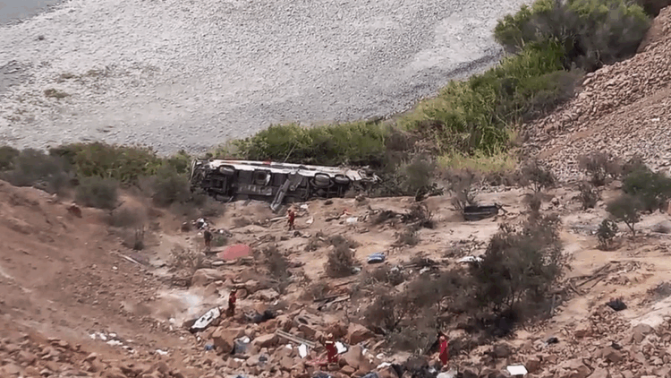 Peru'da otobüs kazası: 37 ölü