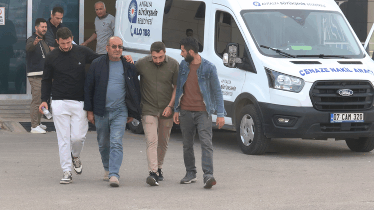 Polis memurunun öldürdüğü eşi ve 2 çocuğunun cenazeleri alındı