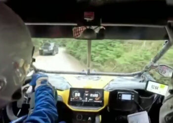 Ralli aracı, yarış alanına giren sivil kamyonetle çarpıştı; o anlar kamerada