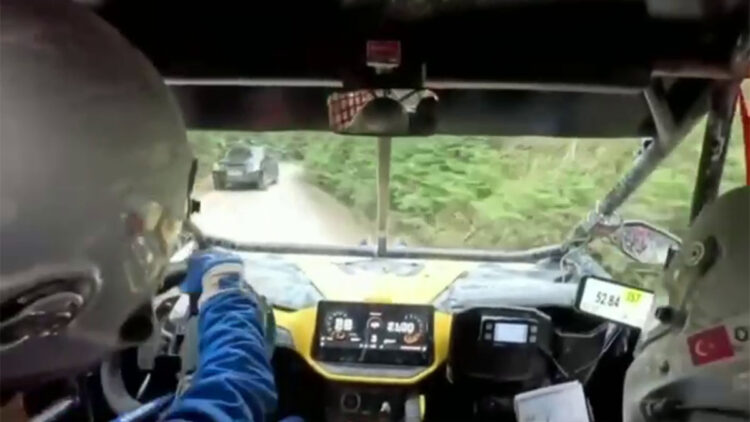 Ralli aracı, yarış alanına giren sivil kamyonetle çarpıştı; o anlar kamerada