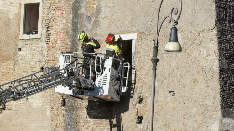 'Torre dei Conti' kulesinde çökme; enkaz altında kalan işçi öldü