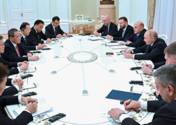 Vladimir Putin ve Çin Başbakanı bir araya geldi