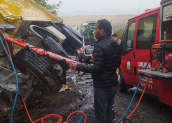 Şanlıurfa'da kamyonlar çarpıştı: 1 ölü, 1 yaralı