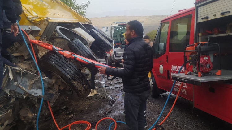 Şanlıurfa'da kamyonlar çarpıştı: 1 ölü, 1 yaralı