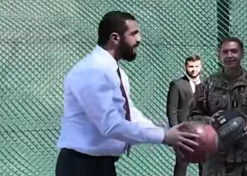 Ahmed Şara ABD'li komutanlarla basketbol oynadı