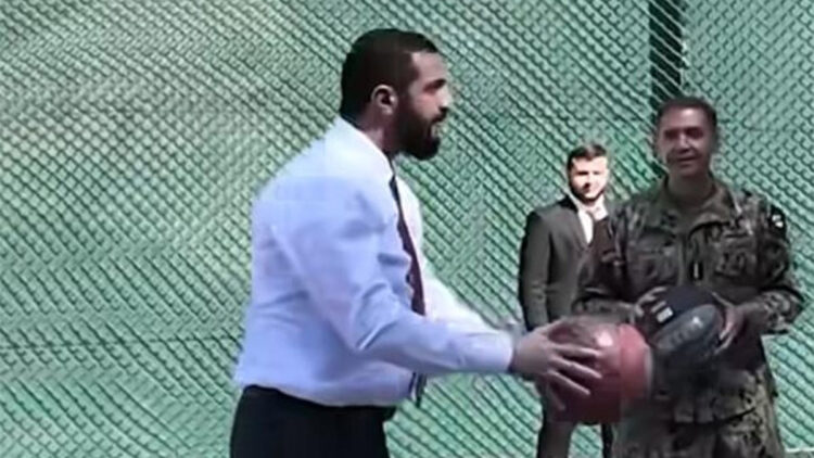 Ahmed Şara ABD'li komutanlarla basketbol oynadı