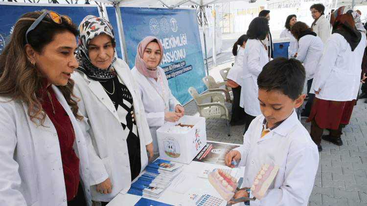 Sağlık personeli ile sahaya inen ilkokul öğrencileri, 'Sağlık Elçisi' oldu