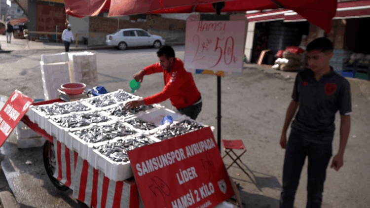 Samsunspor'un başarısını, 75 kasa hamsiyi, kilosunu 25 TL’den satarak kutladı