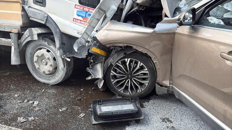 Sarıyer'de ciple beton dökme kamyonu kafa kafaya çarpıştı: 3 yaralı