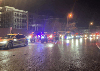 Şehit askerlerin cenazeleri, tören alanına götürüldü