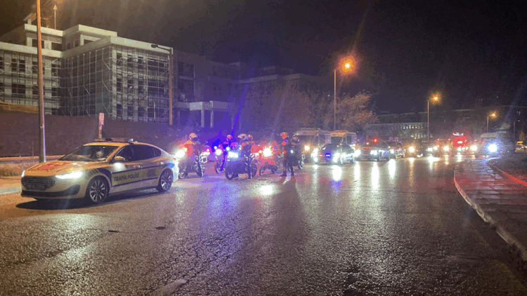 Şehit askerlerin cenazeleri, tören alanına götürüldü