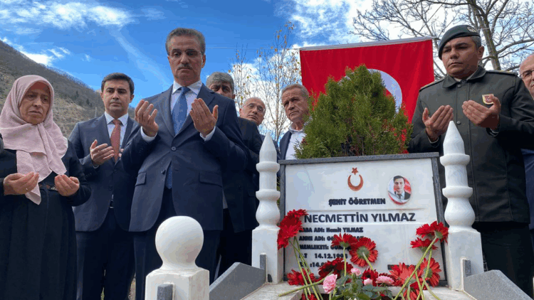 Şehit öğretmen Necmettin Yılmaz, mezarı başında anıldı