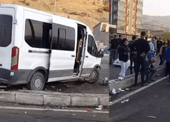 Servis minibüsü ile hafif ticari araç çarpıştı: 13'ü çocuk 19 yaralı