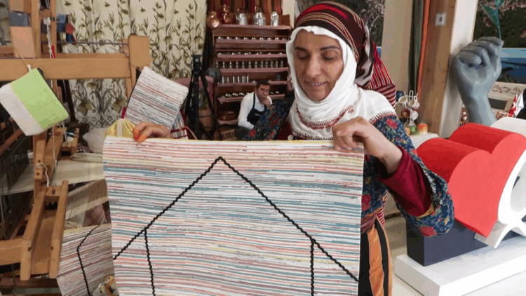 Sıfır atık bilinciyle poşetleri ip yapıp, eşyaya dönüştürdü