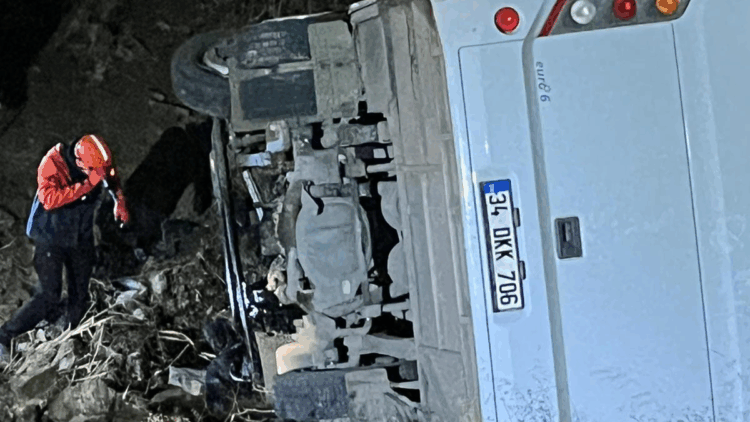 Siirt'te maden işçilerini taşıyan midibüs uçuruma yuvarlandı: 2’si ağır 15 yaralı