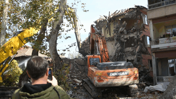 Sındırgı'da depremden sonra 9 ağır hasarlı bina kontrollü şekilde yıkıldı