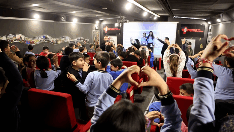 Sivas'ta 'Gezen Sinema TIR'ı öğrencileri sinema ile buluşturdu