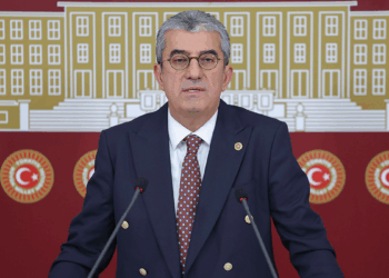 Siyaseti dizayn etme çabanızı elinizde patlatacağız