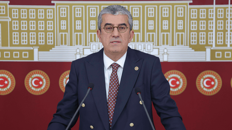 Siyaseti dizayn etme çabanızı elinizde patlatacağız