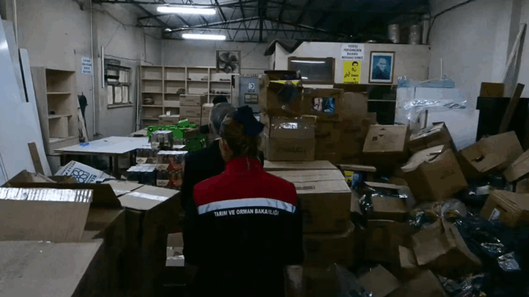 Son tüketim tarihi geçmiş 30 ton gıda ürünü ele geçirildi
