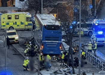 Stockholm'de otobüs durağa çarptı: 3 ölü