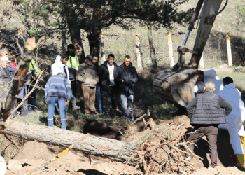 Su altında kalacak mezarlıktaki kabirler taşınıyor