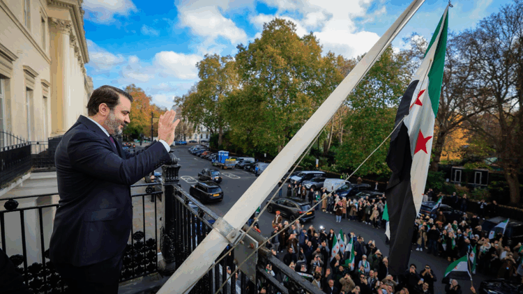 Suriye bayrağı, Londra'da göndere çekildi
