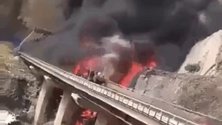 Suudi Arabistan’da otobüs tankere çarptı: 45 kişi hayatını kaybetti