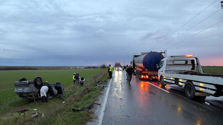Tanker ile çarpışan otomobildeki kadın öldü, eşi yaralandı