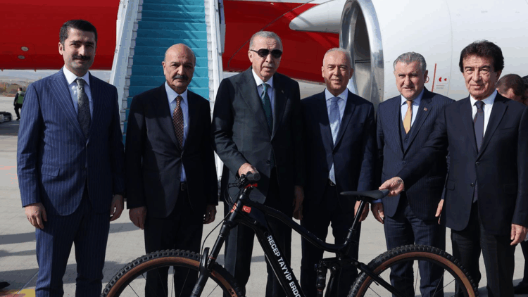 TBF, özel olarak tasarlanan bisikleti Erdoğan’a takdim etti