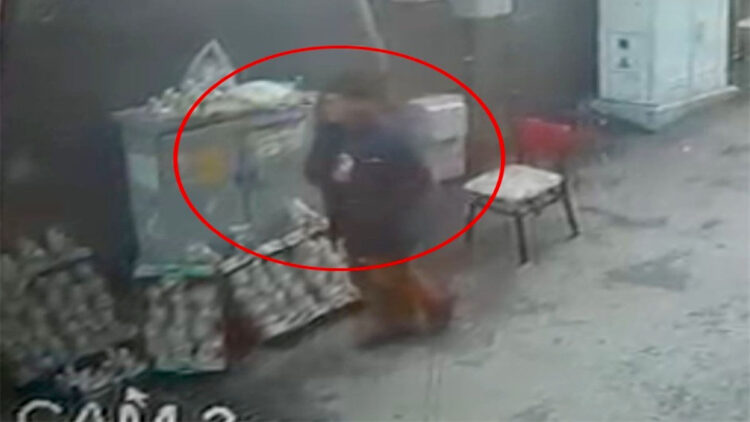 Tezgahtaki telefonu çalınan seyyar satıcıya yeni telefon hediye edildi