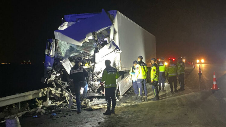 TIR park halindeki otobüse arkadan çarptı: 14 yaralı